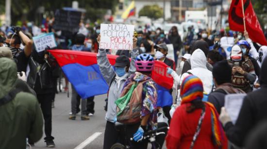 Estudiantes protestan en los exteriores de la Universidad Central, el martes 5 de mayo de 2020.