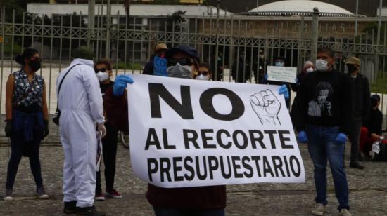 El 5 de mayo, un grupo de estudiantes protestó afuera de la Universidad Central, por los recortes presupuestarios que realizó el Gobierno a las dependencias de educación superior.