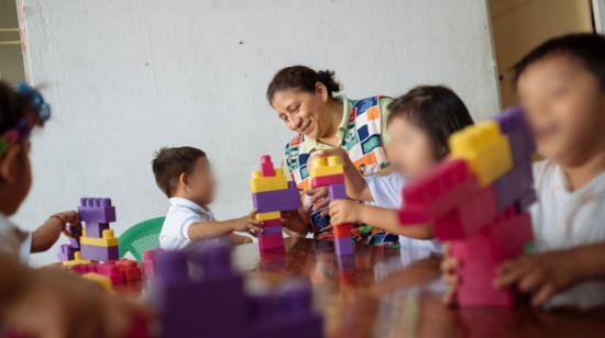 Niños juegan con su maestra en una casa hogar de la Fundación Aldeas SOS.