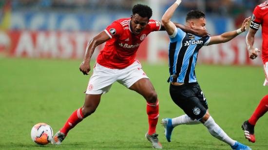 Jugadores de Inter y Gremio de Brasil, en un partido disputado el 12 de marzo de 2020, en Porto Alegre.