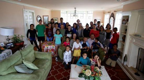 Víctor Guzmán y Melba Jiménez, posando junto a sus 31 hijos, en su casa en San Juan, el lunes 4 de mayo.