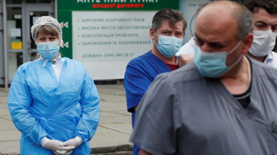 Trabajadores de la salud reclaman por el recorte salarial , afuera de un hospital en Ucrania, el miércoles 6 de mayo.