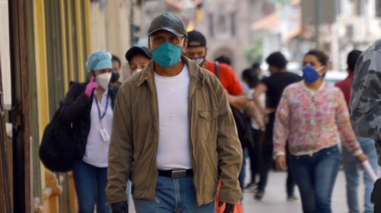 Personas caminan en las calles de Cuenca, el 5 de mayo de 2020.