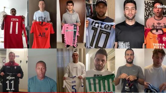 Futbolistas de todo el mundo posando con sus camisetas que fueron donadas para la subasta.