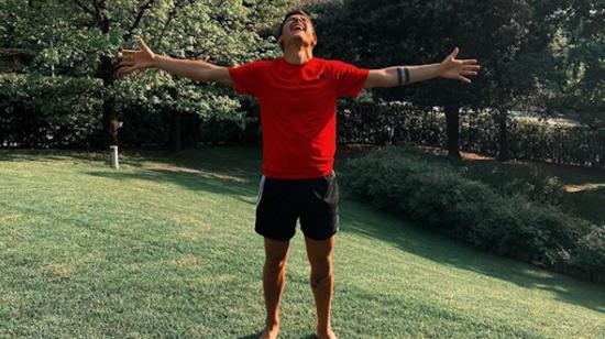 Paulo Dybala celebra en su casa, en Turín, el 6 de mayo, que superó el coronavirus.