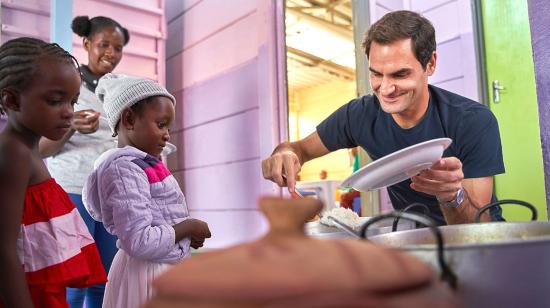 Roger Federer sirviendo comida a niños africanos.