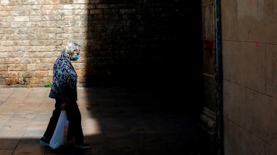 Una mujer camina por una calle del barrio de La Ribera de Barcelona, este miércoles 6 de mayo.