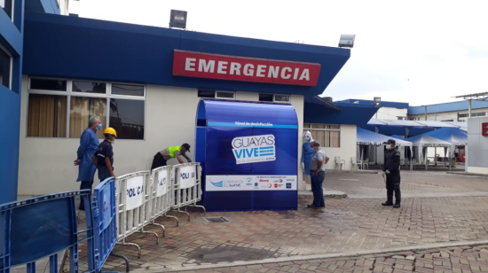 El área de emergencia del hospital de la Policía de Guayaquil el pasado 18 de abril durante la instalación de túneles para desinfectar a personas.