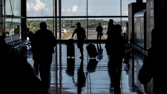Pasajeros esperan para tomar sus vuelos de conexión en una Terminal del aeropuerto de Madrid.