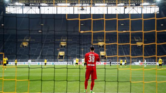 Vista desde atrás de uno de los arcos del estadio Signal Iduna Park, en Dortmund, Alemania.