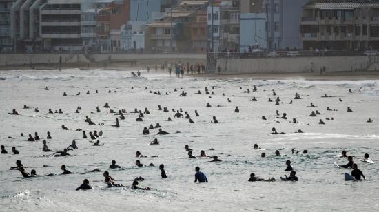 Surfistas en la playa de Las Canteras, en Las Palmas de Gran Canaria, el sábado 2 de mayo.