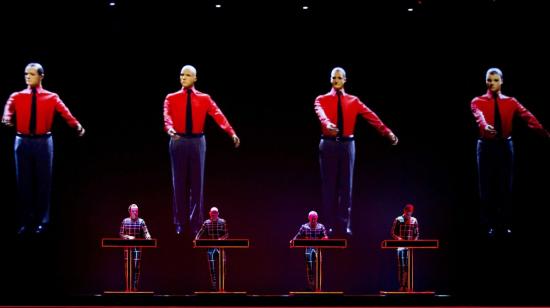 La banda de música electrónica Kraftwerk durante el concierto en el recinto Evoluon en Eindhoven, Holanda.