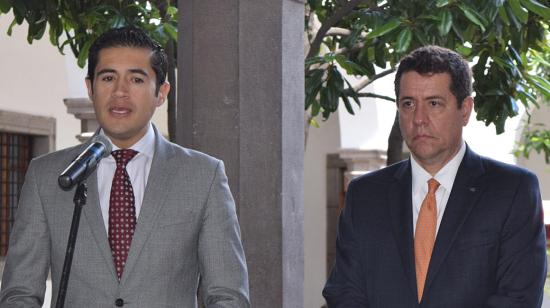 El ministro Richard Martínez se reunió con Alberto Rodríguez, director del Banco Mundial, para acordar un aumento del portafolio crediticio, en Quito, en junio de 2018.