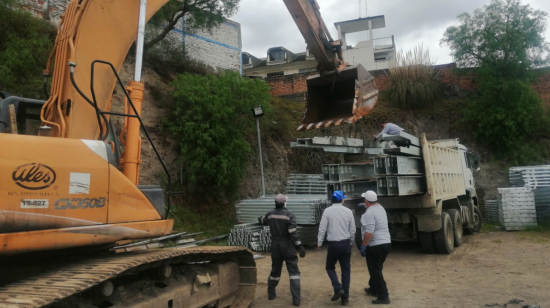 Trabajadores participan en la colocación de un puente provisional en la provincia de Tungurahua, el pasado 5 de mayo de 2020.