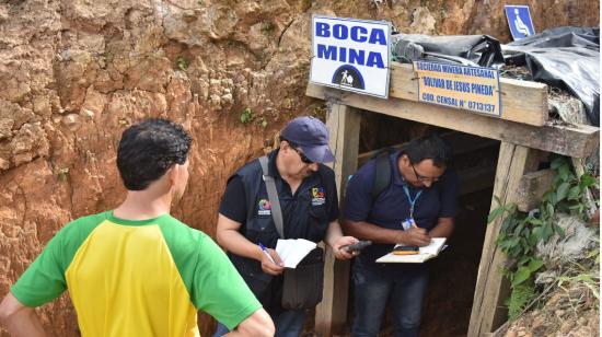 Imagen referencia de trabajadores de la Agencia de Control Minero, que por decreto presidencial del 7 de mayo se fusionará con otras agencias del sector. 