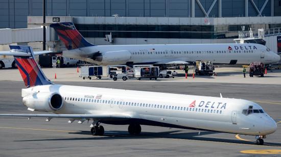 Uno de los aviones de la aerolínea estadounidense Delta en pista. 