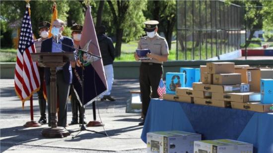 El embajador estadounidense, Michael Fitzpatrick, durante la donación de equipos tecnológicos para la Policía Nacional, en Quito, el 8 de mayo de 2020.