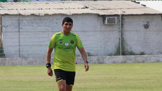 Diego Lara en el partido Santa Rita vs. Orense en los Playoffs, de la Serie B.