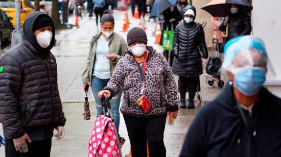 Personas con mascarillas caminan en las calles de Nueva York, el 8 de mayo de 2020.