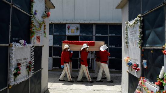 Los bomberos de Guayaquil llevan el ataúd de su jefe Luis Páez, quien murió por Covid-19, y cuya esposa murió por la misma razón unos días antes, el 24 de abril de 2020.