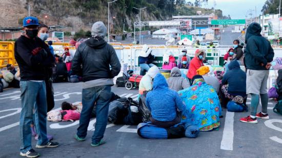 Ciudadanos  venezolanos  descansando en el Puente Internacional Rumichaca en la frontera de Colombia, en Tulcán, Ecuador, el 29 de abril de 2020.