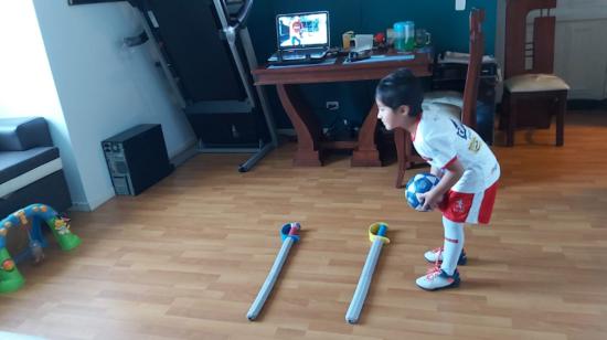 Un alumno de Little Kickers realiza las actividades de la escuela en su casa. 