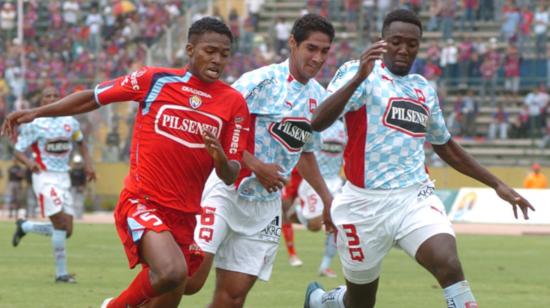 Antonio Valencia, con la camiseta de El Nacional, en un partido frente al Deportivo Quito.