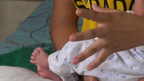 Un niño recién nacido en los brazos de su madre, el 28 de abril de 2020.