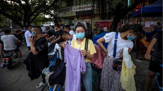 Comerciantes en un mercado local de la provincia de Hubei en China, el 11 de mayo. 