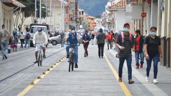 Personas caminan en las calles de Cuenca el 9 de mayo de 2020.