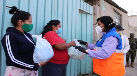 Entrega de kits alimenticios en Pisulí, Quito, el pasado 24 de abril. 