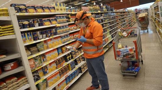 Un asistente de compras de Tipti en un supermercado de Ecuador, en mayo de 2020. 