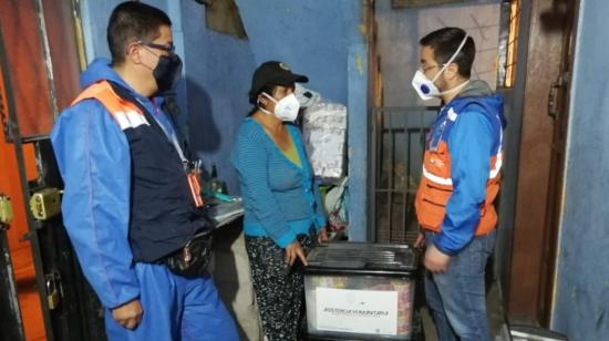 El 7 de mayo la Secretaría de Riesgos entregó kits de asistencia humanitaria en Ambato.