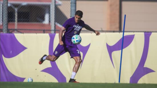 Los jugadores del Orlando City, de la MLS, se entrenan por separado, antes de que se reinicie el torneo.