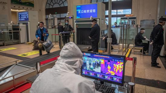 Miles de pasajeros tomaron el tren en Wuhan para salir de la ciudad.