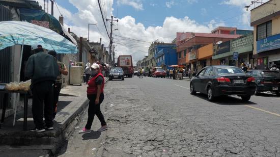 Personas y autos en las calles del sur de Quito, el 30 de abril de 2020.