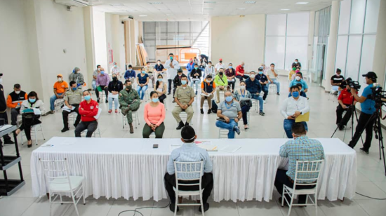 El 13 de mayo de 2020 se reunió el COE cantonal de Lago Agrio bajo las normas de distanciamiento social.