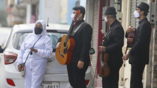 Un grupo musical se apresta para brindar una serenata el domingo 10 de mayo de 2020, por el Día de la Madre. Esto durante la crisis por el coronavirus, en Guayllabamba.