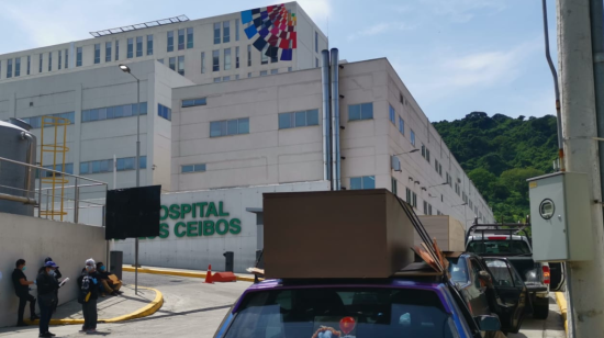 Una fila de ataúdes se formó en el hospital Los Ceibos de Guayaquil el pasado el 8 de abril de 2020, cuando se registró el pico de la pandemia en esta ciudad.