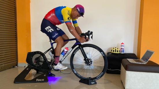 Jonathan Caicedo entrenando en el rodillo a través de la plataforma Zwift, en su casa en la parroquia Santa Martha de Cuba.