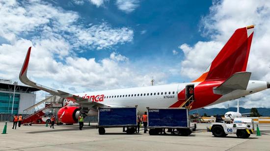 Uno de los aviones de Avianca en la pista de aterrizaje mientras transportaba 19 toneladas de alimentos a la isla de San Andrés, Colombia, el 7 de mayo de 2020.