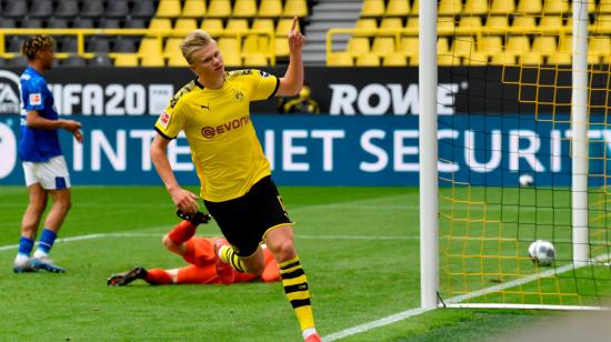 El jugador Erling Haaland celebra el primer gol del derbi frente al Schalke 04, en un estadio sin espectadores este sábado 16 de mayo de 2020.