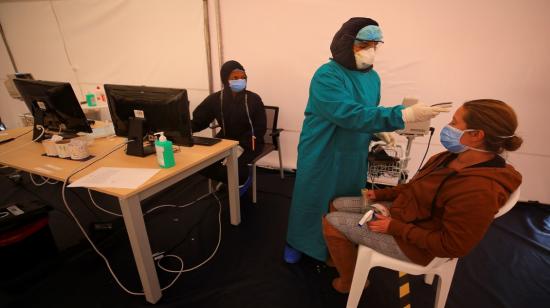 Una ciudadana es atendida en una carpa del hospital del Instituto Ecuatoriano de Seguridad Social (IESS) en Quito, el 13 de mayo. 