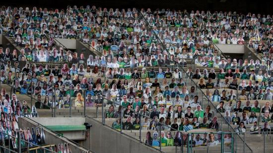 El estadio del Mönchengladbach lleno de fotografías de sus seguidores tras el retorno de la Bundesliga, este sábado 16 de mayo.