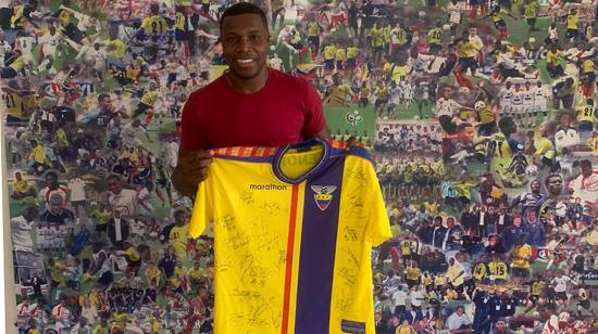 Carlos Tenorio, embajador de Fudela, con la camiseta de la Selección que será subastada.