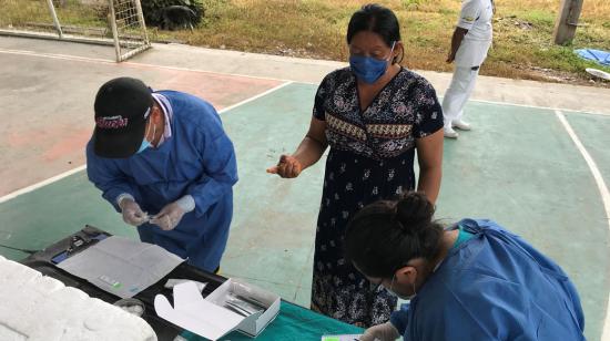 El Ministerio de Salud aplicó pruebas rápidas de coronavirus en la comunidad de San Pablo, en Sucumbíos, el 17 de abril de 2020.