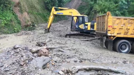 Maquinaria del municipio de Limón Indanza trabaja en la limpieza de las vías este 16 de mayo de 2020.