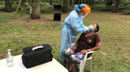 Un funcionario del Ministerio de Salud toma muestras para pruebas de coronavirus a los habitantes de la nacionalidad Siekopai, en Sucumbíos.