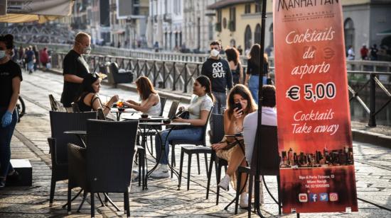 Varias personas sentadas afuera de un restaurante, el lunes 18 de mayo, en Italia.