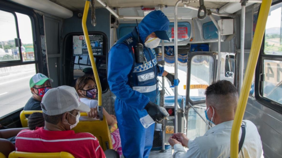 El pasado 12 de abril personal de la Autoridad de Tránsito Municipal de Guayaquil explicó a los pasajeros de buses las normas de bioseguridad.